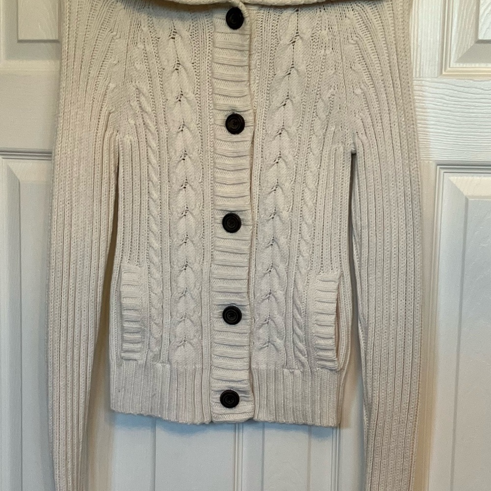 Cute Gap soft cable-knit cardigan with 
long sleeves and big button front.